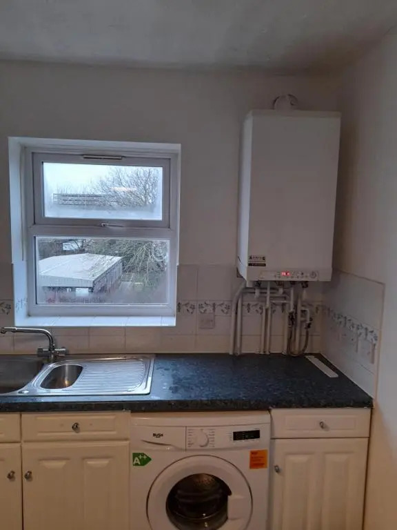 Comfortable 2 Bed Apartment 2nd Floor Contractors Families Close To City Centre Occasional Bed Available