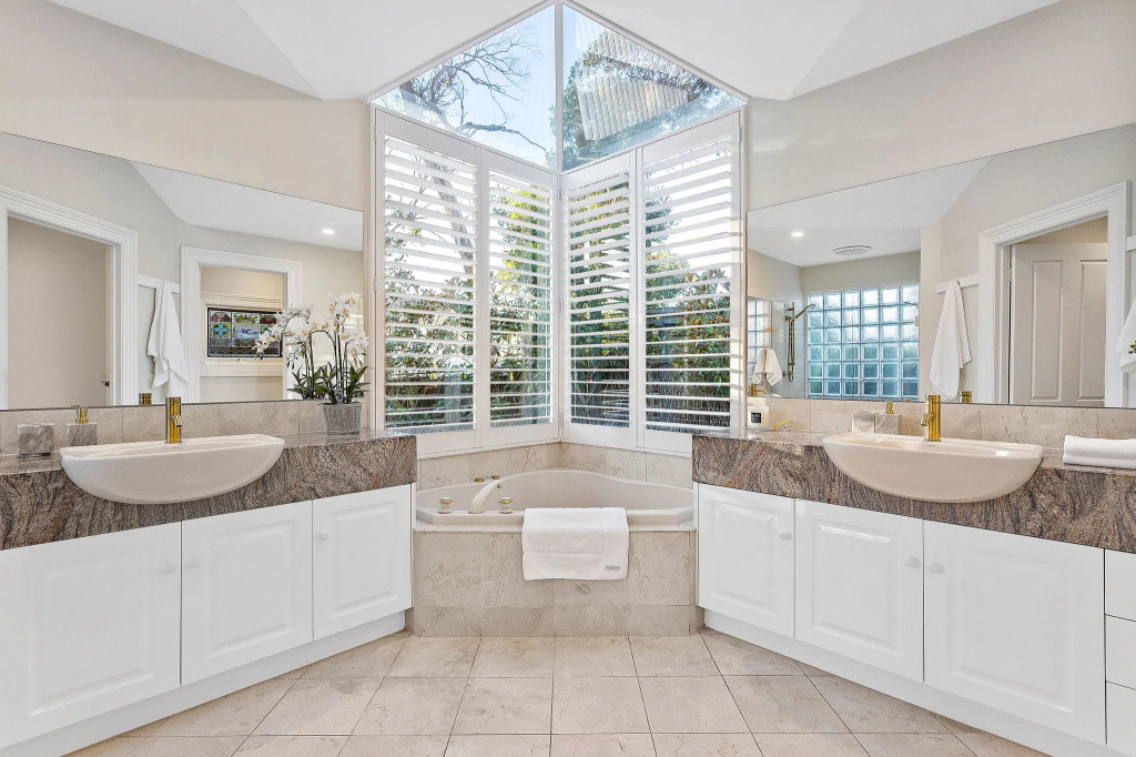Tranquil Estate With Pool Heated Spa Gardens