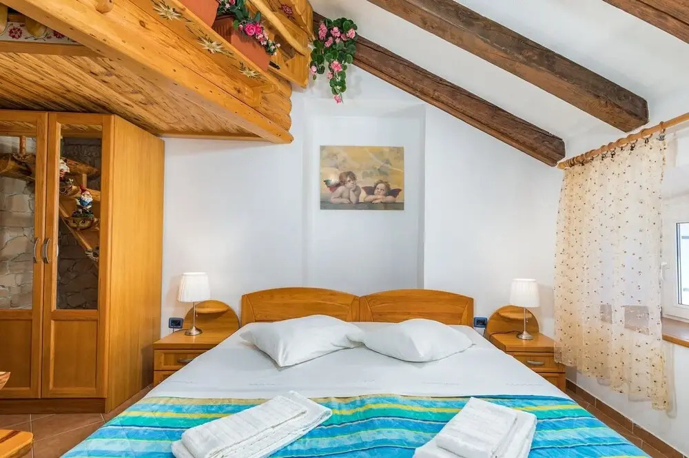 Apartment in Cres With Sea View and Old Town