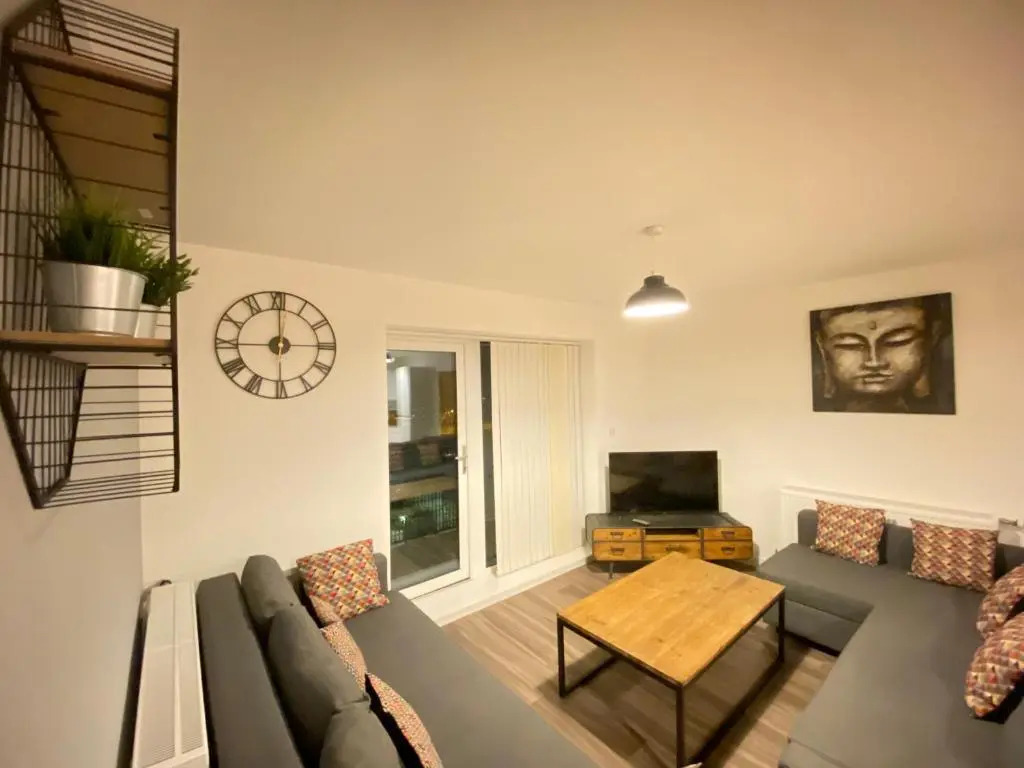 3 Bedrooms doubles or singles, 2 PARKING SPACES! WIFI & Smart TV's, Balcony