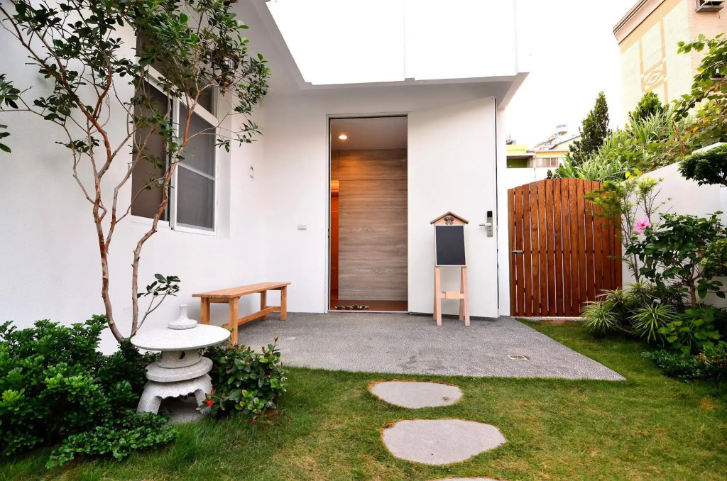 leaf hostel