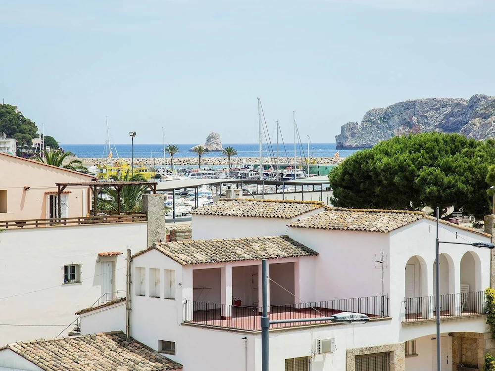 Beautiful apartment with pool for 4 in L'Estartit from at 50m. from the beach