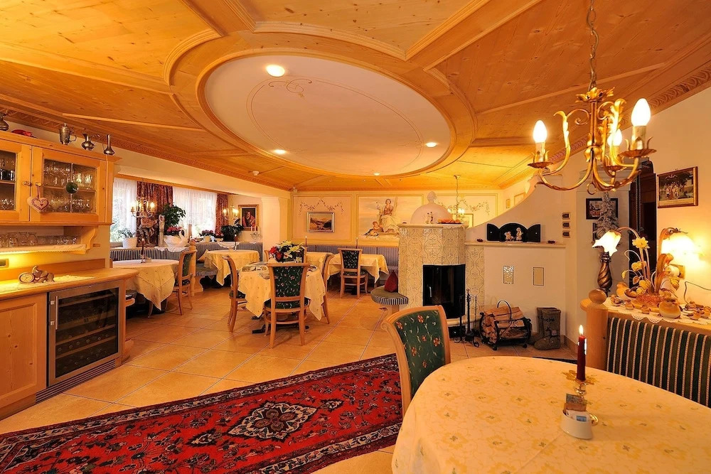 Hotel Garni Concordia - Dolomites Home