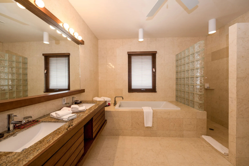 Las Verandas Hotel & Villas