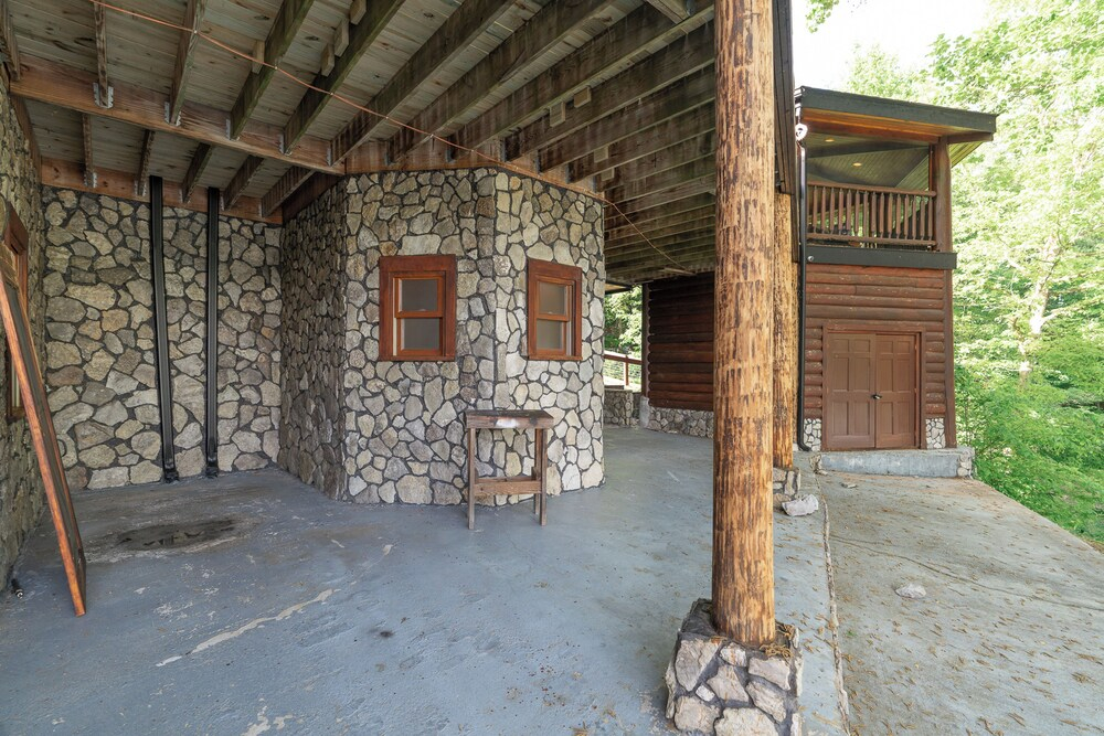 Hot Tub + Dock! Waterfront Norris Lake Log Home