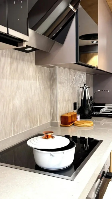 Elite Luxury Suites at The Diamond in City