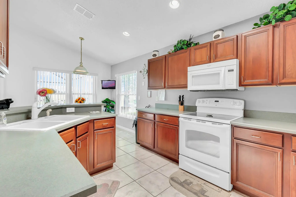 IC2539OL - 4 beds pool home - Water view