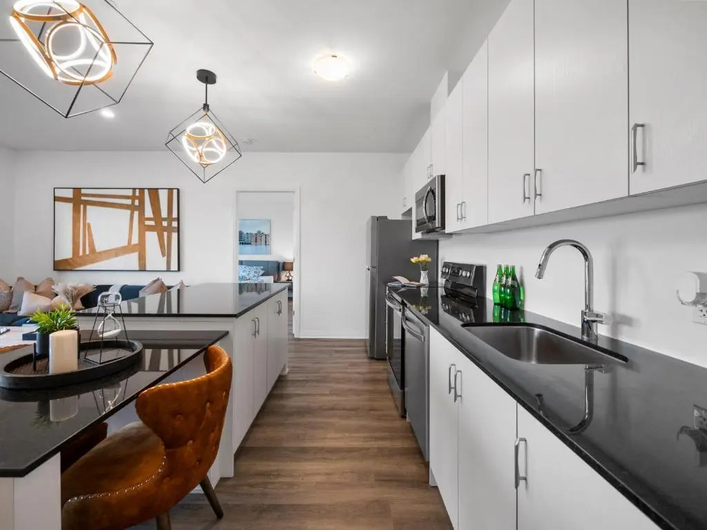 Stylish 3Br + Study Condo - Oakville