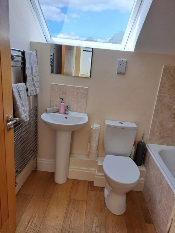 1 Bed Flat - Sleeps 2 - Parking - Wifi