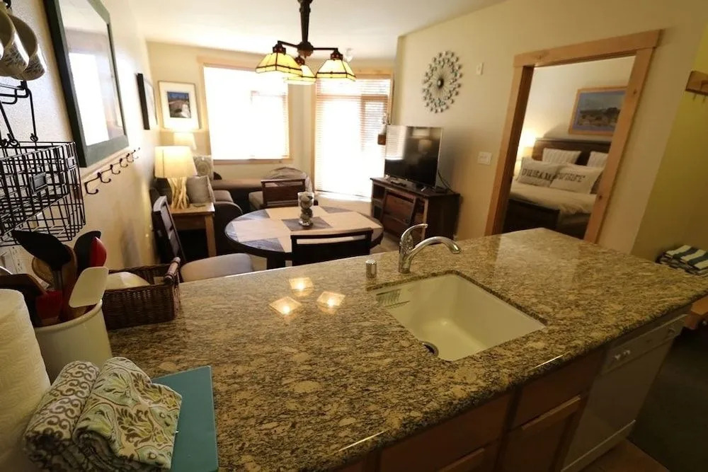 Sunstone 127 Modern Condo At Sunstone Lodge with Great Complex Amenities near Ski-In Ski-Out by RedAwning