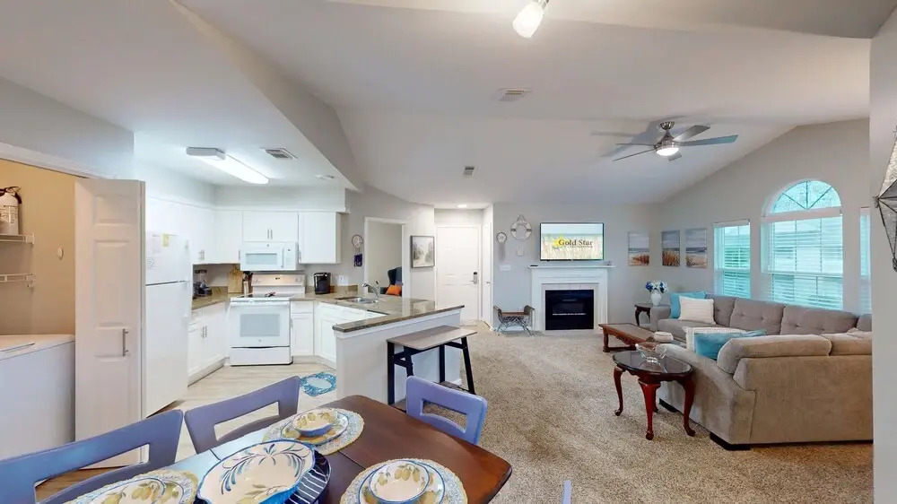 Charming 2BR Condo w/ Private Balcony in Gulf Shores, Pool, Hot Tub