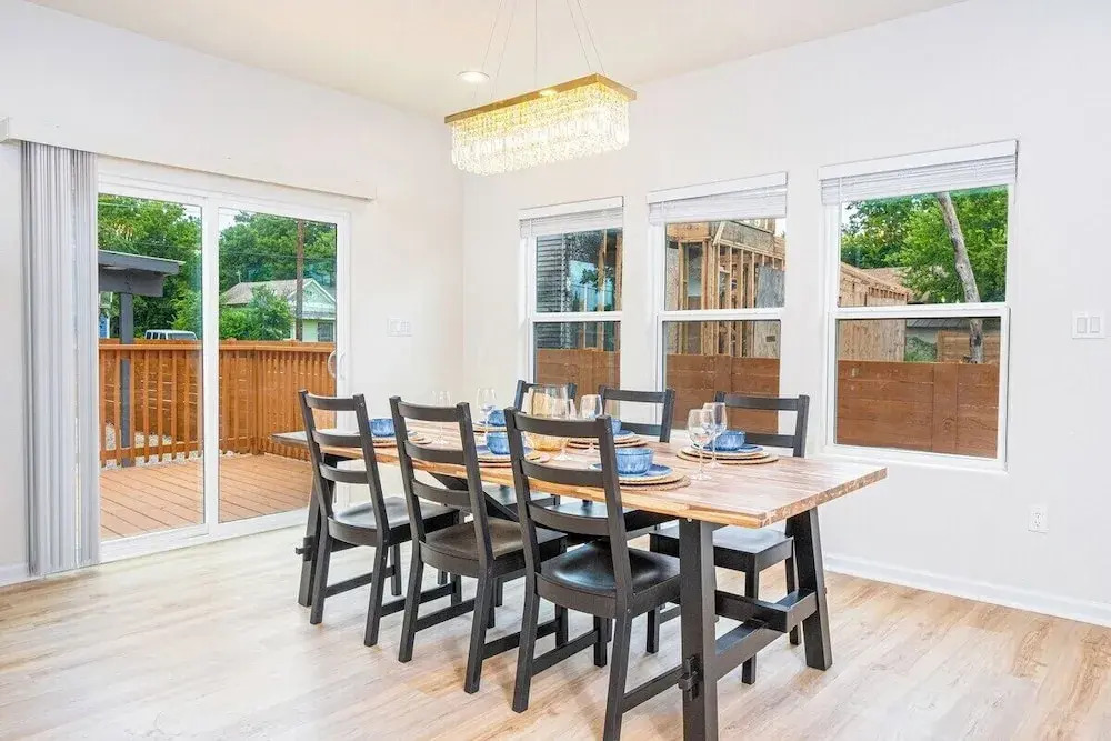 Stunning Elegance 4br/2.5 BA Near Vibrant Downtown