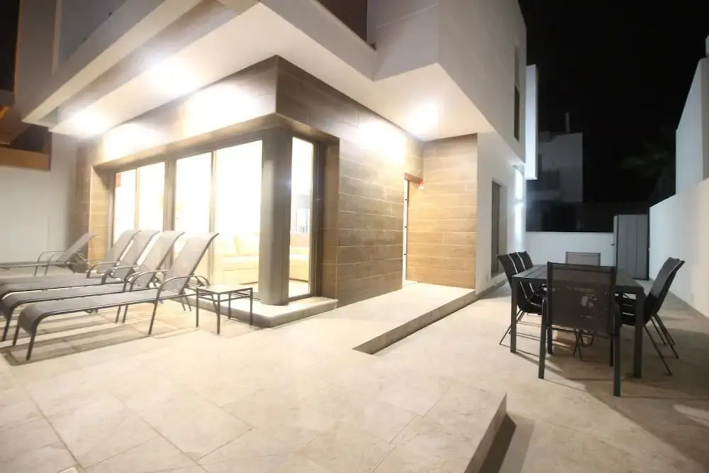 Spacious Villa in Villamartin for 6