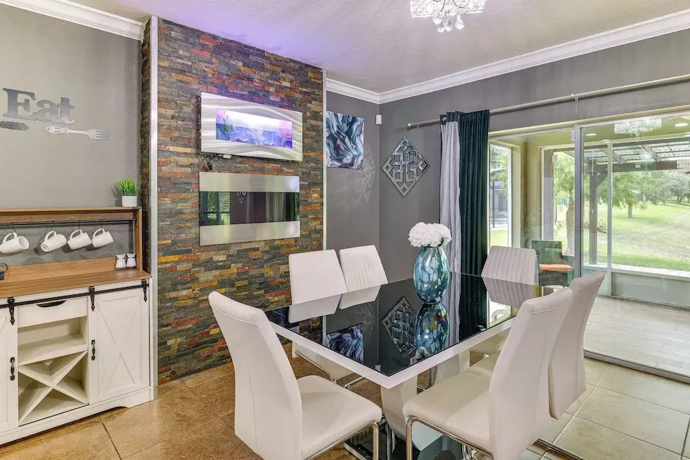 Media Lounge & Bar: Spacious Davenport Family Home