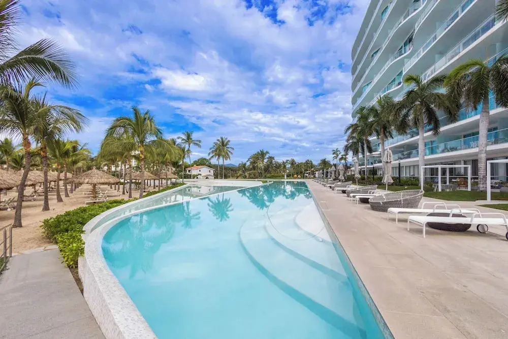 NEW Beachfront Marítima Condos 2 Pools