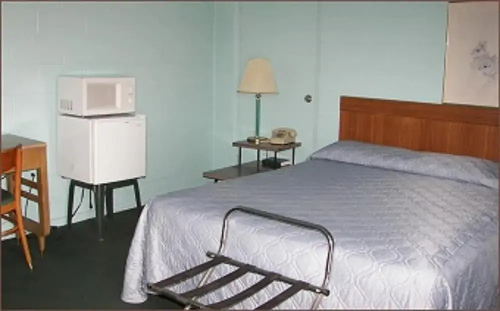 Holiday Host Motel