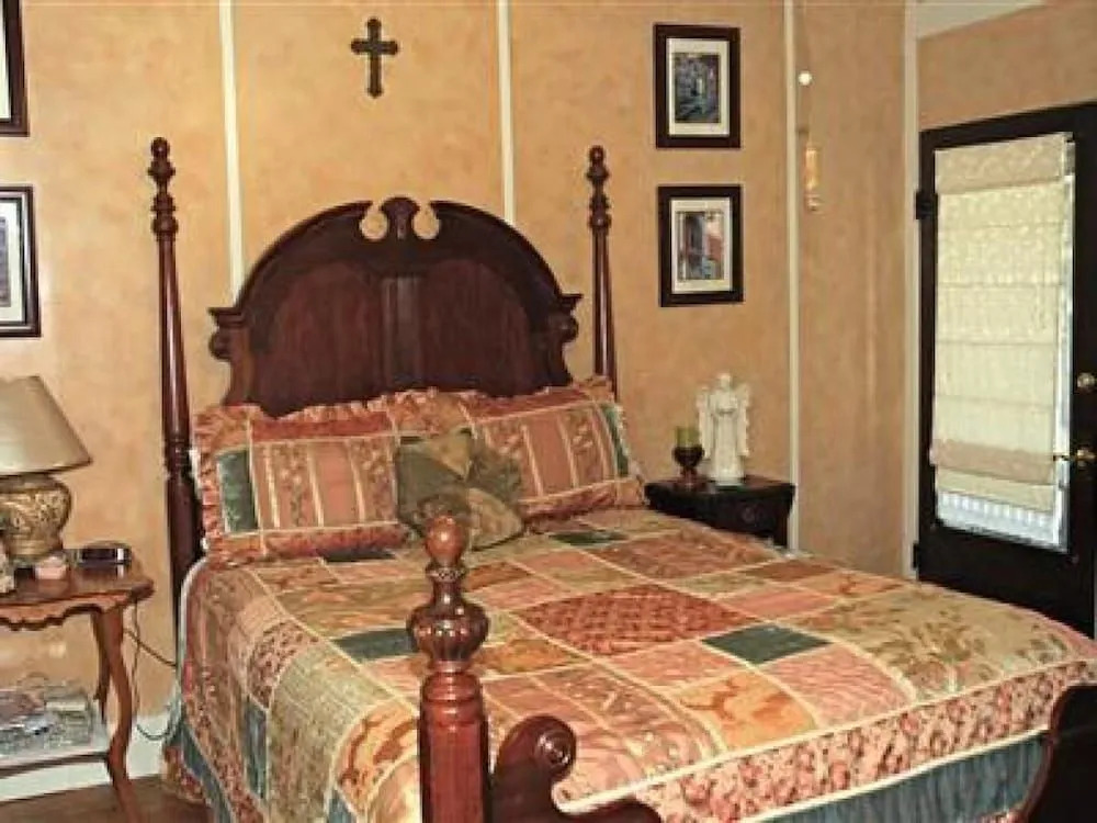 Southern Charm Lodging