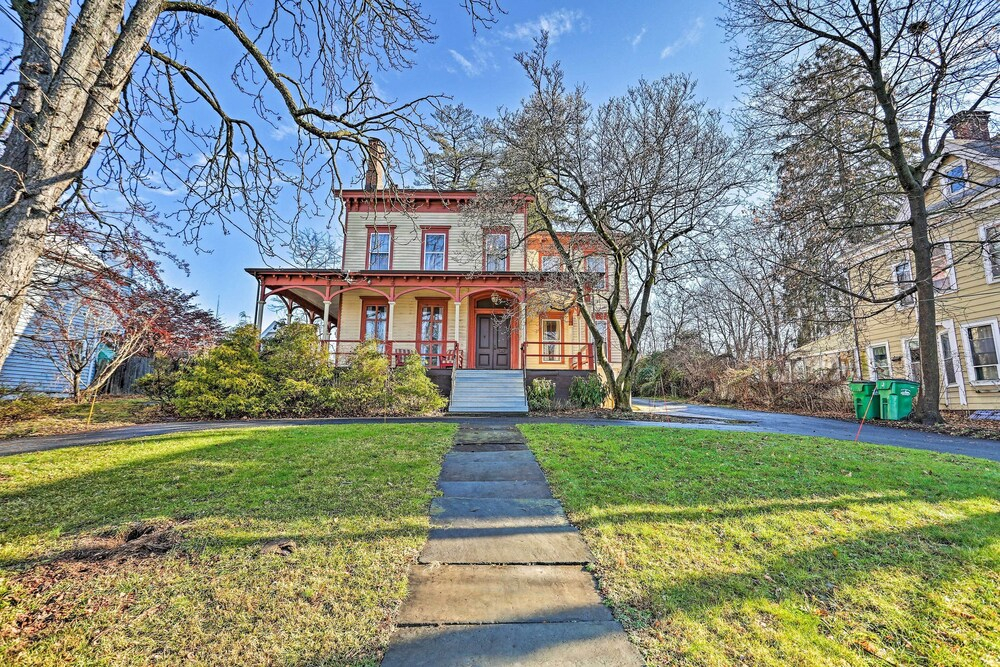 Historic Poughkeepsie Apt - Walkable Location