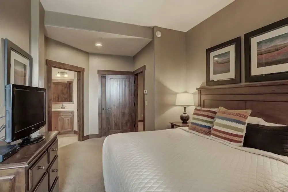 Crystal Peak Lodge 4 Bedroom Ski in, Ski out Slopeside Condo at the Base of Peak 7