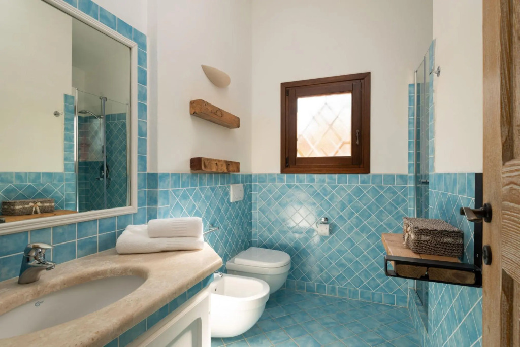 It has a double room with a double bed, a bathroom, large living room with sofa bed (1,40 m - for 1-MOLARA 2_PT