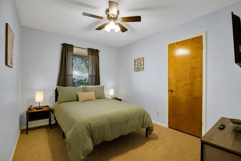 Cozy Haus With Fire Pit - 3 Min Drive to Main St!