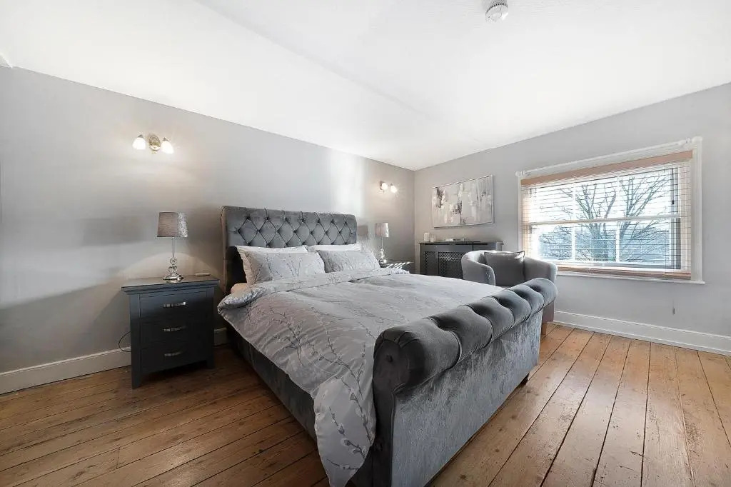 Private Room with En-suite, City Centre With Free On Site Parking