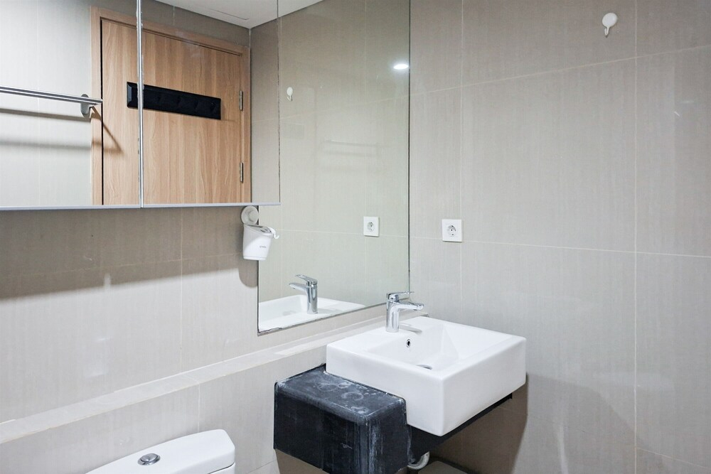 Comfortable 1Br Without Living Room At Apartment Bintaro Embarcadero