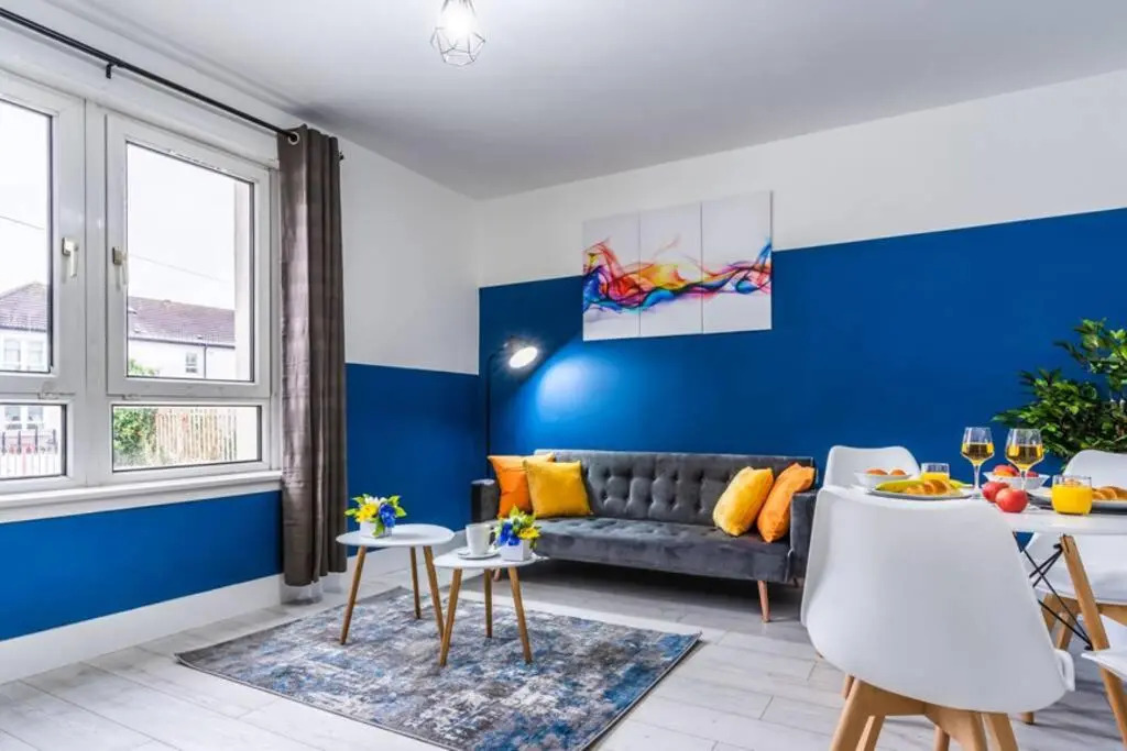 2 Bed Apartment, QE Hospital, Free Parking ,Netflix, Sleeps 4 Comfortable, 1 Double Bed x 2 Single Beds