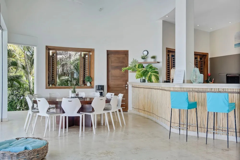 Beachfront Oasis Pool Chef Hskp Sleeps 22