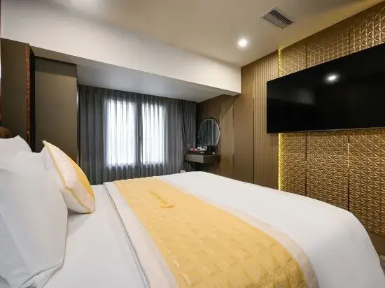 HANZ The Moon Hotel 1