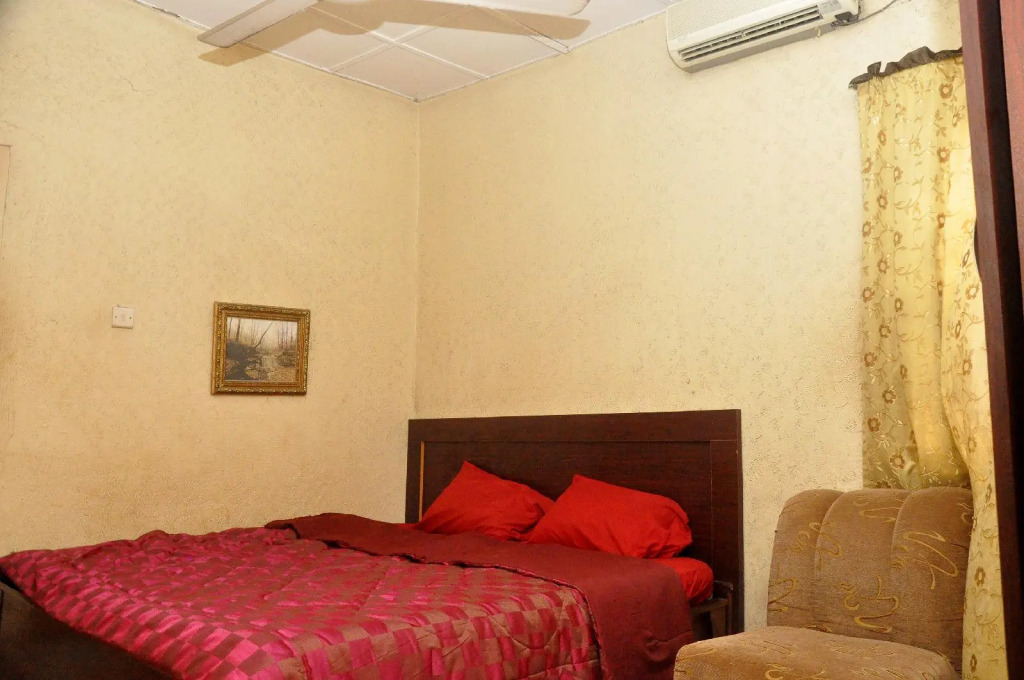 Oyins Holiday Inn Annex