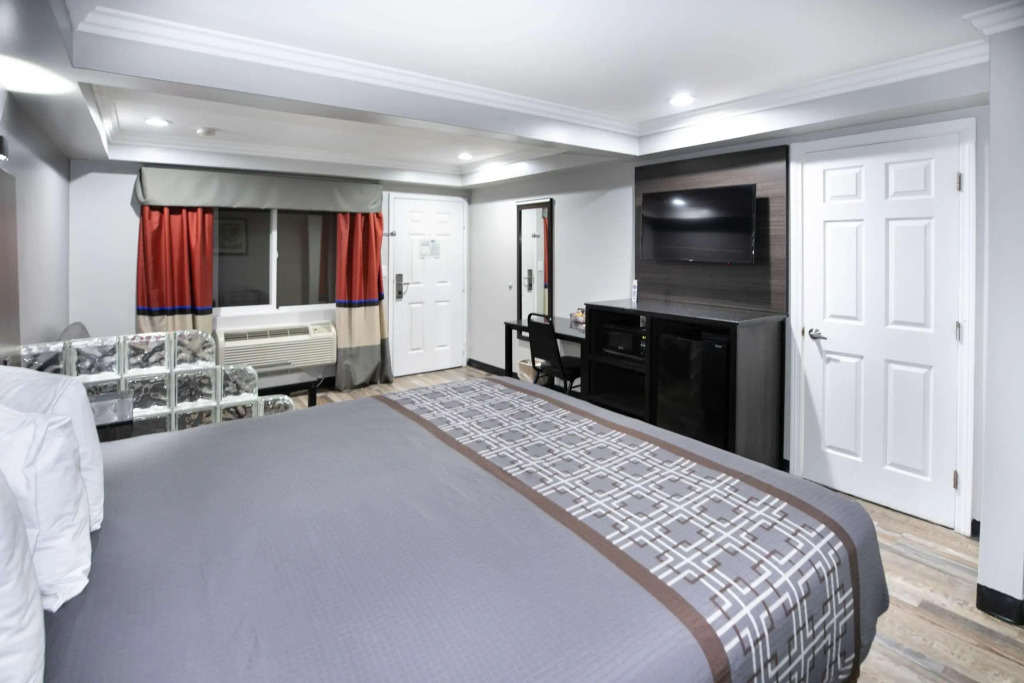 Rodeway Inn & Suites Bellflower