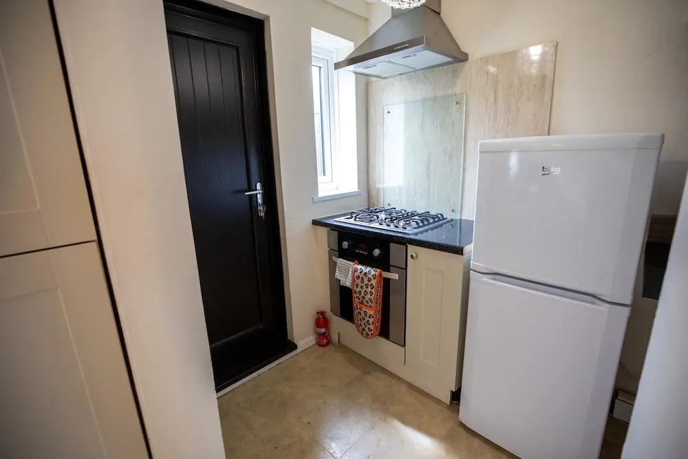 5star Serviced Homes- Free Wifi & Parking, Office