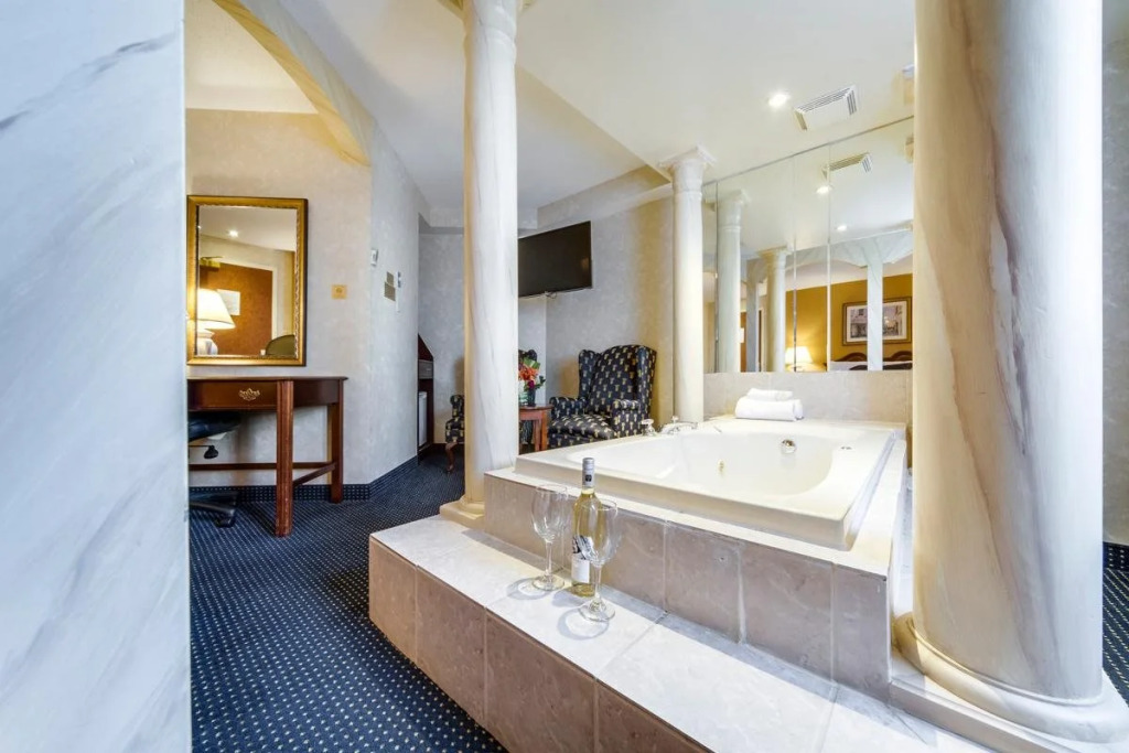 Monte Carlo Inn Airport Suites