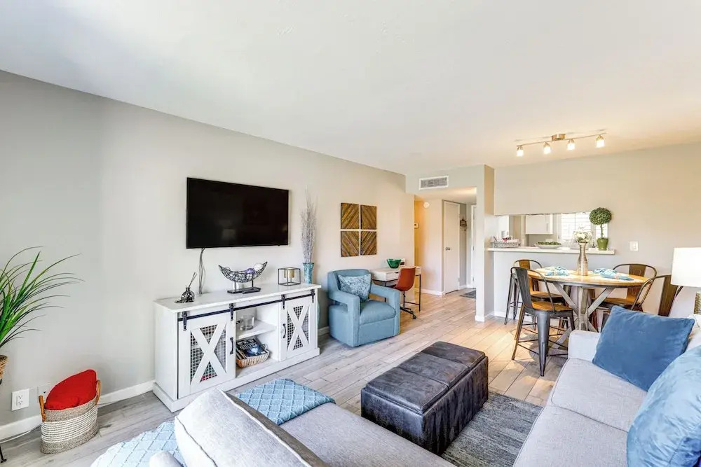 Unwind Poolside, Walk to Old Town! Scottsdale Unit