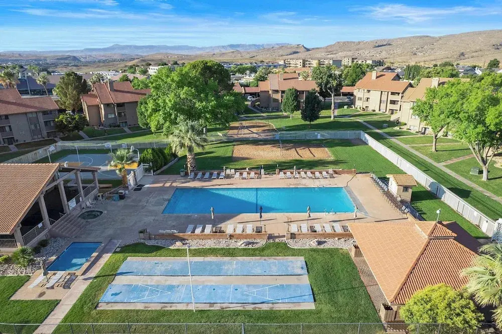 Hikers Hideaway Cozy Resort Condo w/ Pool & More