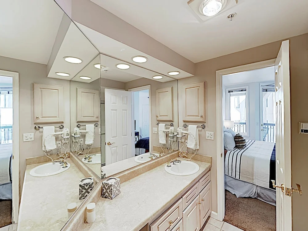 New Listing! Ski W/ Pool & Spa, Near Lifts 3 Bedroom Condo