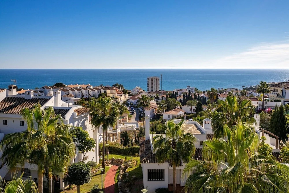 Lovely Apartment with View and Pool Ref 127