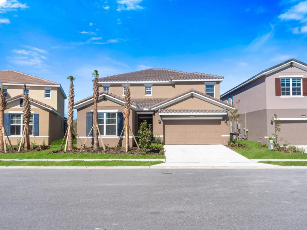 Upstay - Solterra Resort Home w Hot Tub and Pool, Davenport