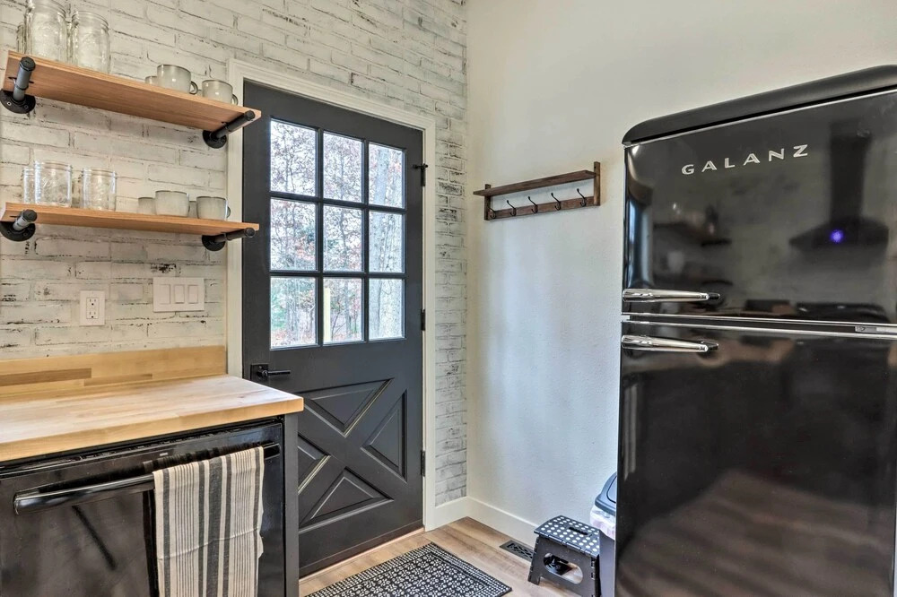 Cottage w/ Grill & Fire Pit in Osage Beach!