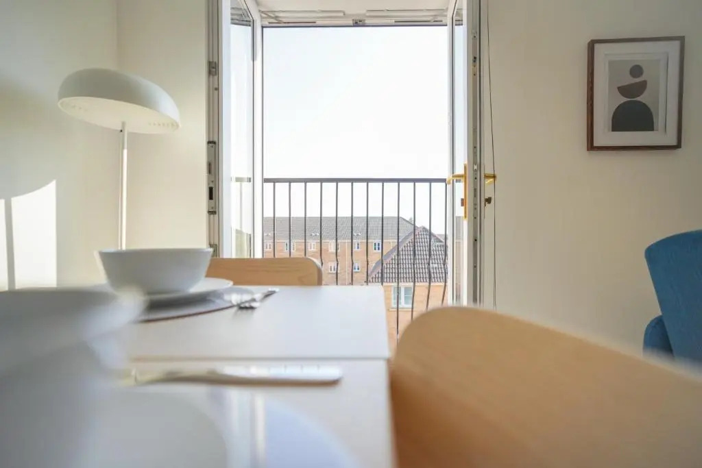 Rowsby Court - Stylish Apartment with Private Parking
