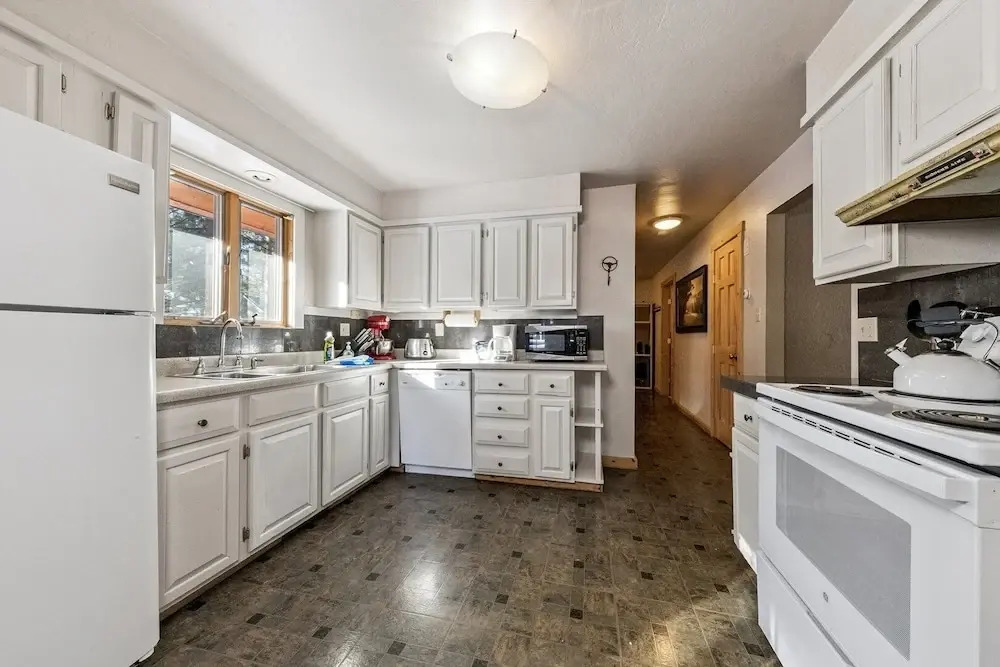 750 Stanford Avenue 3 Bedroom Cabin by RedAwning