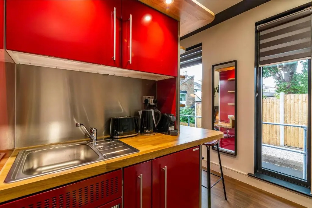 Romantic Getaway Studio Pods close to City Centre with FREE WIFI