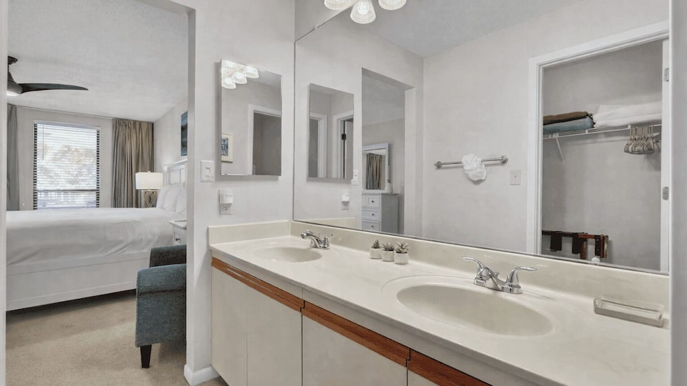 Newly Renovated Beachfront Condo Pool & Balcony 108 Summerhouse by Avantstay