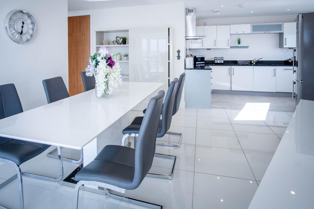 High Floor Meridian Tower - 3 Bedroom - Swansea