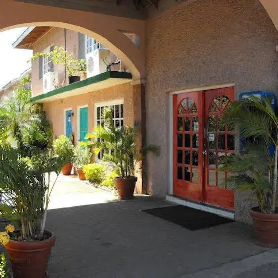 Bar-B-Barn Beach Hotel