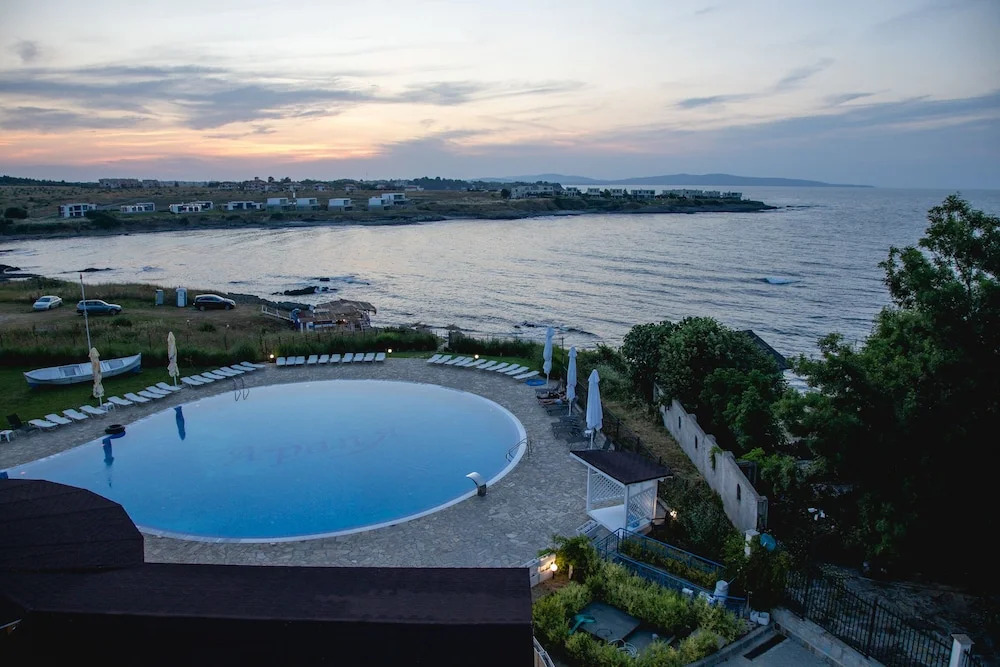 FM Deluxe 2-BDR Apartment with Pool & Sea View in Sun Resort