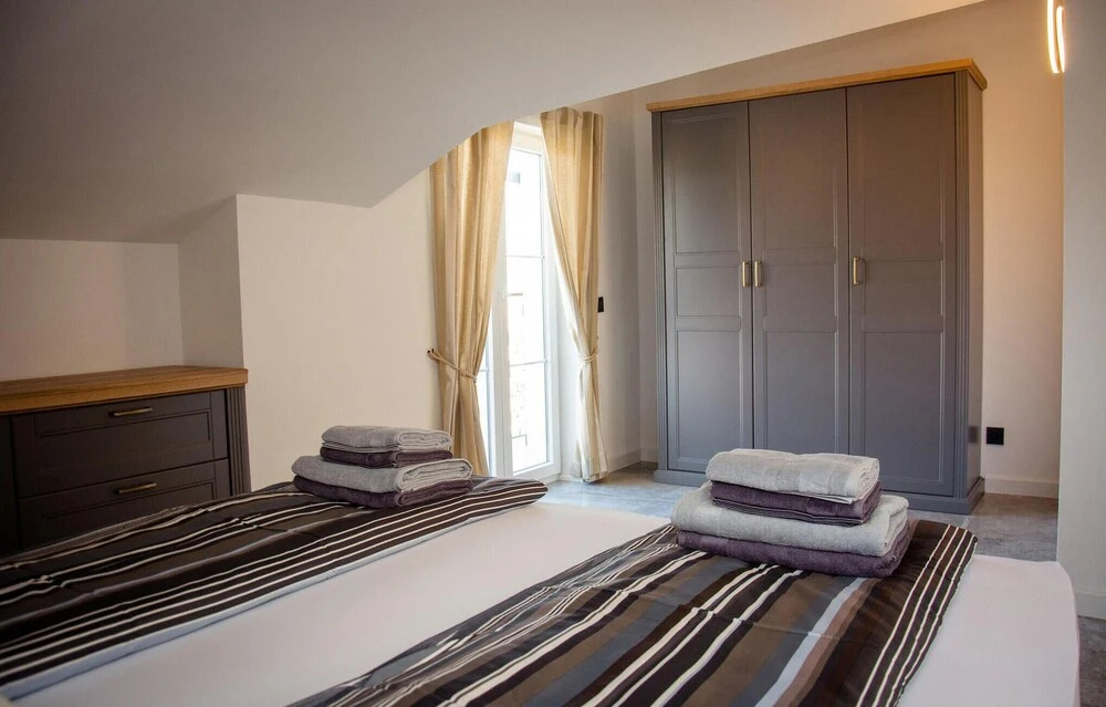 Amazing Home in Cres With Wifi, Heated Swimming Pool and 6 Bedrooms
