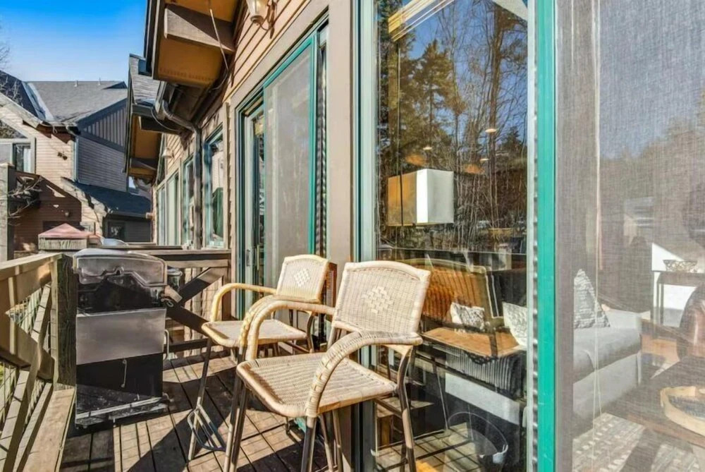 Stylish and Spacious 3-bedroom Townhome Adjacent to Snowflake Lift, With Private hot tub