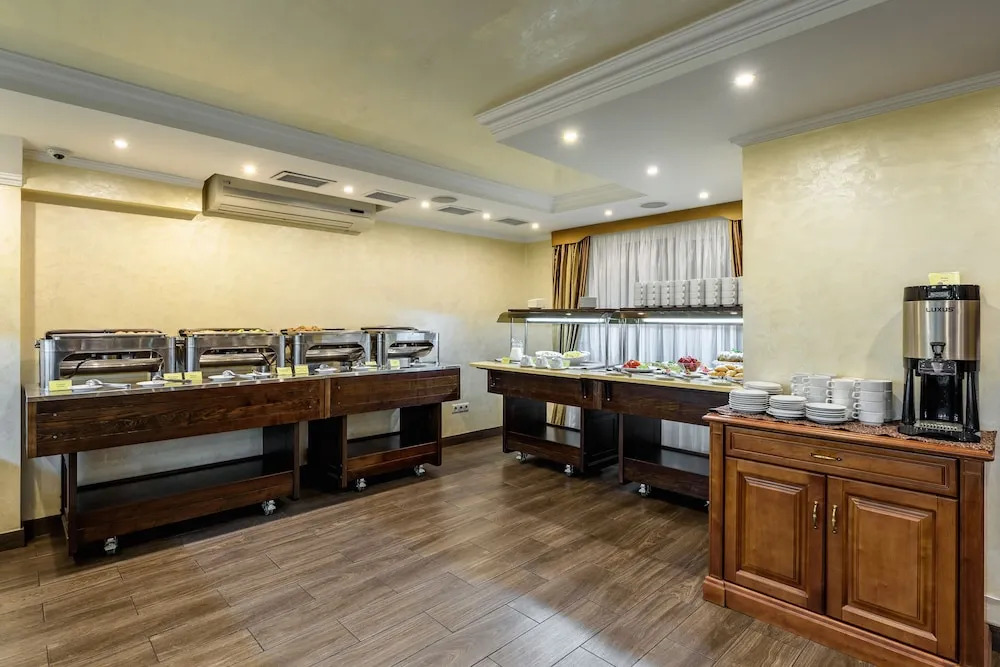 Sonata Hotel & Restaurant "готель Соната"